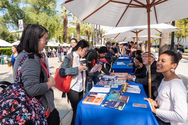 Students gather information at 菠菜网lol正规平台's Graduate Programs Fair