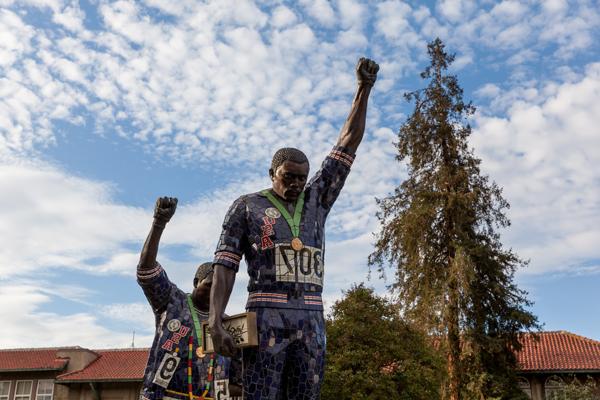 image of the victory salute statue