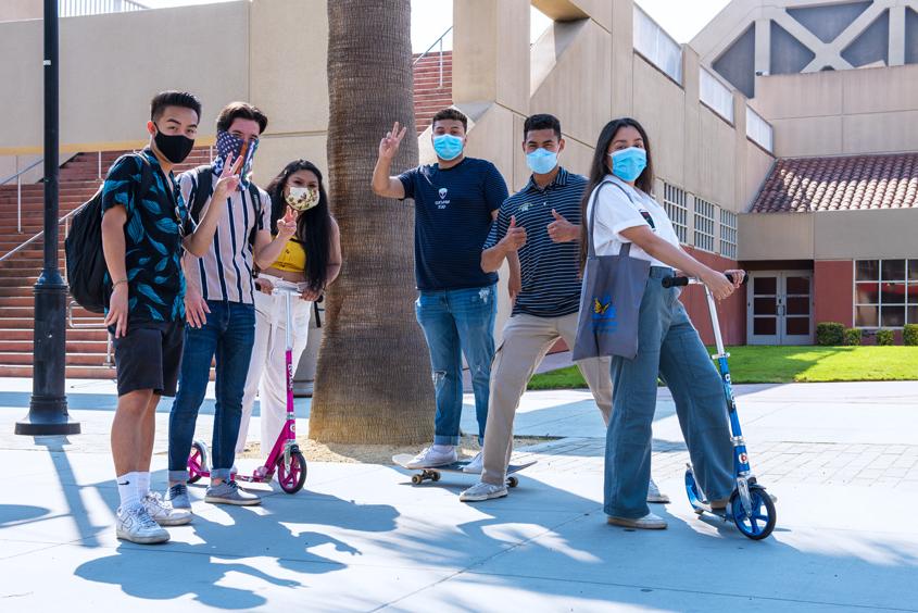 Students exploring campus while wearing face masks. 